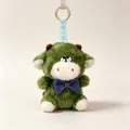Vista detallada de un llavero de peluche verde con pajarita azul y anillo dorado. - Vaca / 15 Cm【004 Kg】