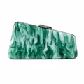 Detailansicht der grünen Marmorstruktur und des Metallverschlusses der Acryl-Clutch - Grün