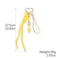 Süßer gelber geflochtener Taschenanhänger mit Herzclip und Maßangaben auf Weiß - Cremegelbe Blume Anhänger (K2508-22)