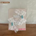 Juego de 4 bonitos pasadores de encaje blanco con un pequeño lazo azul decorativo - Estilo de Cuentas Azules (Pinza de Pato Totalmente Forrada)