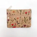 Detailweergave van dubbellaags kurken etui met kleurrijke bloemenprint - Verse bloemen (Gezwenkte Dubbele Rits)