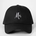 Stylische schwarze Baumwoll-Baseballkappe mit eleganter weißer Mrs.-Stickerei für Damen - Schwarz (Mrs. Stickerei)