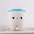 Detailansicht des niedlichen lächelnden Gesichts auf weißem PU-Spielzeugzahn - 11cm*8cm*7cm / Blau