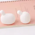 Vue macro rapprochée de noyaux internes en silicone TPR blanc pour jouet à bulles - Petit 12g 4*5cm