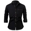 Camicia in denim di cotone nero da uomo con cuciture a contrasto e maniche lunghe. - Nero / S