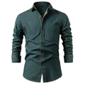 Dettaglio camicia di denim da uomo con cuciture a contrasto arancioni e taschino - Blu Medio / S