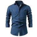 Camicia di jeans da uomo in cotone blu scuro a maniche lunghe con taschino e colletto - Blu scuro / S