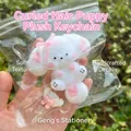 Simpatico cucciolo bianco squishy antistress con accenti rosa e fiocco - Cane di Peluche con Grandi Orecchie