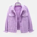 Vista detallada de una chaqueta vaquera violeta holgada para mujer con botones de metal - 4XL (85-97kg) / Púrpura
