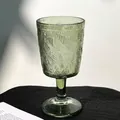 Elegante primer plano de una copa de vidrio verde con un fino motivo de hojas en relieve - 340 / Verde