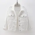 Detailansicht der weißen Oversize-Jeansjacke mit Metallknöpfen und Pattentaschen. - 4XL (85-97kg) / Weiß