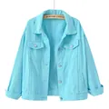 Detailansicht einer hellblauen Damen-Jeansjacke in lockerer Passform mit Brusttaschen - 4XL (85-97kg) / Seeblau