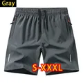 Pantaloncini sportivi grigio scuro da uomo ad asciugatura rapida con tasche con zip e strisce. - 3XL / Pantaloni e gonne / Grigio