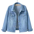 Detalle de una chaqueta vaquera azul claro de gran tamaño para mujer con bolsillos - 4XL (85-97kg) / Mezclilla Azul Claro