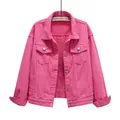 Vista frontal de una chaqueta vaquera fucsia vibrante de gran tamaño para mujer en percha - 4XL (85-97kg) / Rosa rojo