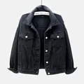 Chaqueta vaquera negra de corte oversize para mujer con botones blancos y bolsillos en el pecho - 4XL (85-97kg) / Negro