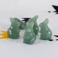 Detailansicht von handgeschnitzten Hasenfiguren aus grünem Naturstein-Kristall - Grüner Aventurin
