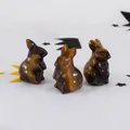 Drei sorgfältig handgeschnitzte Tigerauge-Kristallhasen-Figuren für die Osterdekoration. - Tigerauge