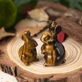 Coppia di figurine di coniglio in cristallo occhio di tigre su base di legno - Occhio di tigre (2 pollici)