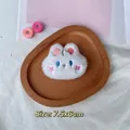 Detailweergave van een zachte witte pluche konijnenbroche van 7,5x6 cm op houten bord. - DIY-stijl (Achterkant open) / Wit Konijn