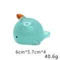Glinsterende narwal mochi squishy detailoverzicht met 6cm afmetingen en 40,6g gewicht - Blauwe Narwal