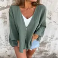 Détail d'un gilet ample vert mat avec une texture de tissu froissé unique. - S / Hauts / Vert
