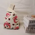 Geweven casual draagtas met schattig roze beer- en hartjespatroon in zacht crème breisel - 106_112_vier Beren Roze (90g) / 20*35