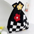 Borsa a mano in maglia nera con motivi floreali rossi e gialli e motivi a scacchi - Fiore Biscotto Nero