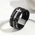 Dettaglio di bracciale multistrato in pelle nera con croce d'argento e chiusura magnetica - Nero