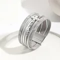 Vista dettagliata di bracciale multistrato in pelle argentata con croce e chiusura magnetica - Argento