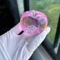 Vista dettagliata di un giocattolo sensoriale a forma di mela rosa traslucida relax - Mela Rosa (Maltosio) / 6cm / Rosa