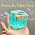 Primo piano dettagliato di un cubo giocattolo da spremere blu oceano con conchiglie - Cubo con Conchiglia Oceano (Maltosio) / 4.5CM / Verde petrolio