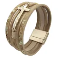 Primo piano del bracciale in pelle multistrato con croce dorata e chiusura magnetica - Cachi