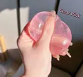 Primo piano di un giocattolo squishy mela rosa trasparente schiacciato a mano - Stile Olio di Cocco (Maltosio) / 6cm / Rosa Cristallo