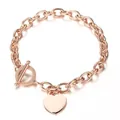 Détail d'un bracelet chaîne en or rose avec un pendentif cœur et un fermoir à bascule - Bracelet Or Rose (DZG151)