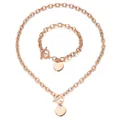 Vista dettagliata del set di gioielli in acciaio rosa con ciondoli a cuore a T. - Set Collana E Bracciale Oro Rosa (DZG151) / Oro rosa