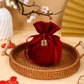 Elegante bolsa de terciopelo rojo con colgante dorado de Doble Felicidad - Con Colgante Doble Felicidad / Burdeos