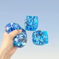Dettaglio ravvicinato del gioco antistress a cubetto di ghiaccio blu premuto con la mano - Cubo Fiocco di Neve (Maltosio) / 5,5 cm