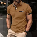 Vue détaillée du polo homme slim fit avec col contrasté et design de fausse poche - Brun Foncé / S
