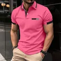 Vue détaillée d'un polo rose ajusté pour homme avec une poche factice très élégante - Rose Foncé / S