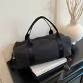 Bolsa de deporte negra minimalista con correa ajustable para fitness y viajes - Negro / Grande