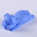 Lindo juguete antiestrés de goma suave azul con forma de cerdito acostado, imagen SKU - Cerdo Azul Océano