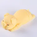 Lindo cerdito amarillo antiestrés en posición tumbada, juguete blando de material TPR - Cerdo Amarillo Vibrante