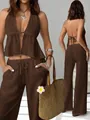 Vista detallada del conjunto de top halter y pantalones anchos marrón para mujer. - S / Café