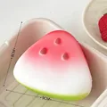 Juguete antiestrés de sandía squishy de rebote lento con dimensiones de 9x8cm info - Sandía