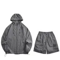 Ensemble de protection solaire léger gris deux pièces avec veste à capuche et short cargo - S / Haut Et Bas / Gris Ciment