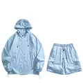 Ensemble de protection solaire bleu clair respirant avec veste à capuche et short cargo - S / Haut Et Bas / Bleu clair de lune