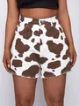 Detailaufnahme der hoch taillierten Damen-Jeansshorts mit Kuhprint und Fransen - XS / Unterteile / Braun Weiß