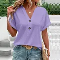 T-shirt casual da donna viola lavanda con scollo a V, bottoni decorativi e trama - Viola