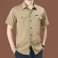 Lässiges khakifarbenes Kurzarm-Arbeitshemd für Herren mit zwei Brusttaschen und Knopfleiste - 170/M / Top (Kurzarm) / Khaki